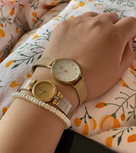 出DW的金色表带白盘手表,天一银泰专柜购买...