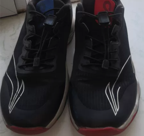 正品李宁篮球鞋，左脚李宁标是洗鞋时洗掉了一...