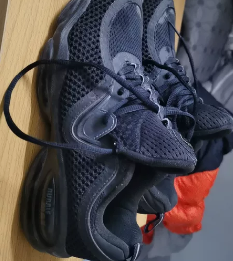 李宁运动鞋 40码 99元出 感兴趣的话点...