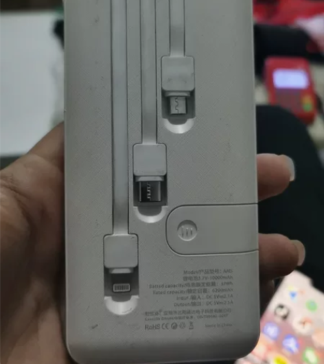 自用一万毫安充电宝  换快充了 自带三条线...