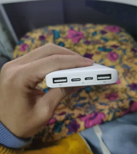 一万毫安充电宝，小巧轻盈，用了没多久 感兴...