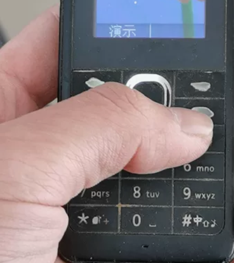 诺基亚直板机。可以接打电话。戒网备用机 感...