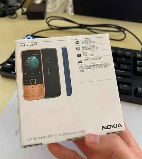出一部全新诺基亚225手机，颜色黑色，适合...