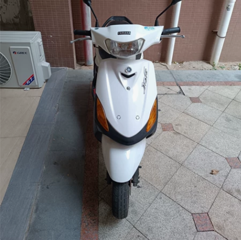 白色雅马哈巧格踏板摩托车，19年底的车，省...