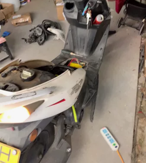 飞鹰鬼火踏板摩托裸车一千块出，车子外壳烂了...