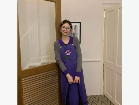 立体花朵刺绣宽松复古学院风背带裙 感兴趣的...