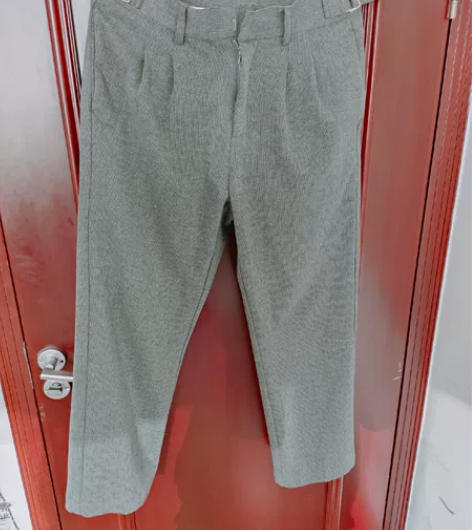 直筒休闲裤，类似尼料的吧挺厚实的，穿着很舒...