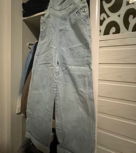 减龄背带牛仔裤（九成新） 原相机拍，没有任...