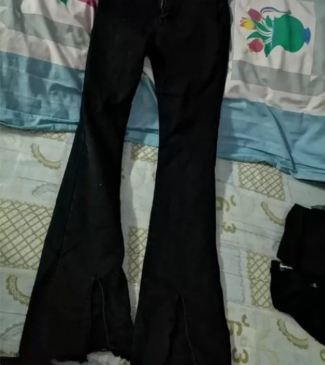 巨显瘦喇叭裤牛仔裤s码，仅试穿一次，长胖太...