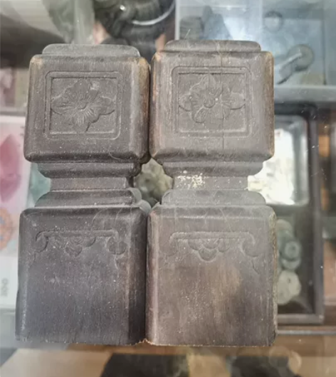 木雕，柱子一对，花草图案，雕工精美 感兴趣...