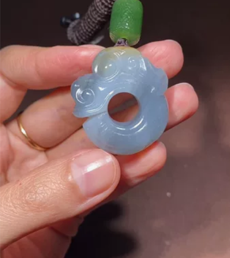 新疆和田籽料《玉猪龙》挂件。老题材新做法，...