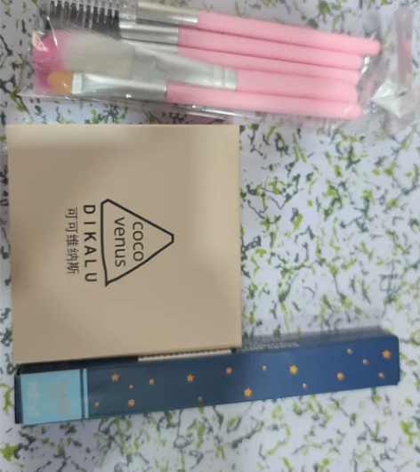 眼影跟睫毛膏 感兴趣的话点“我想要”和我私...