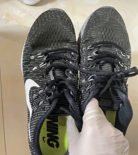 nike和阿迪运动鞋 都是42.5尺码 黑...