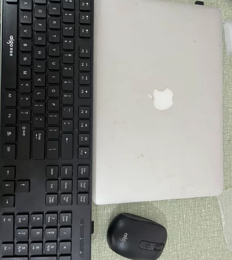 苹果笔记本,大学时买的,应该是13款,刷了...