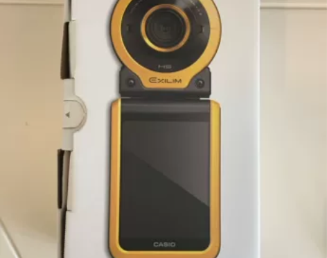 自己去日本买的卡西欧相机（黑色）。镜头和屏...