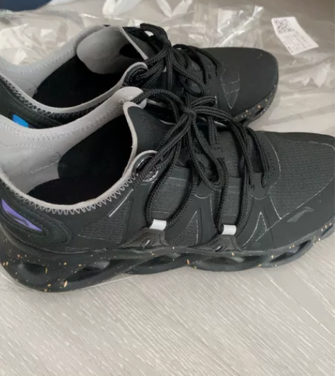 李宁跑步鞋,三季可穿,透气性很好,鞋底很软...