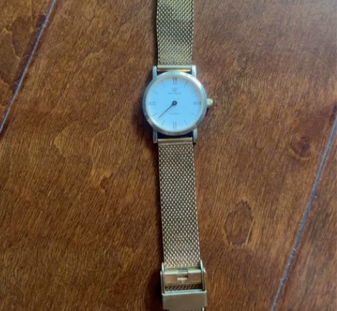 天王女手表旗舰店购入，有磨损，走时不准，当...