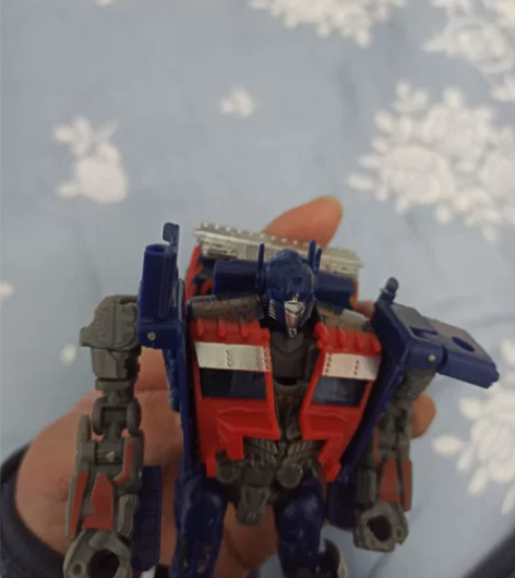 变形金刚3电影版加强级擎天柱，有瑕疵见图1...