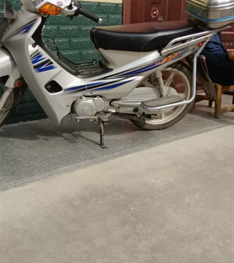 豪爵摩托车，家里车太多了，用不上了 感兴趣...