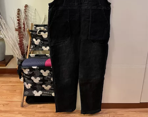 背带牛仔裤，很百搭，上身好看，仅穿过一两次...