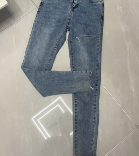 破洞牛仔小脚裤M码 不支持退换 感兴趣的话...