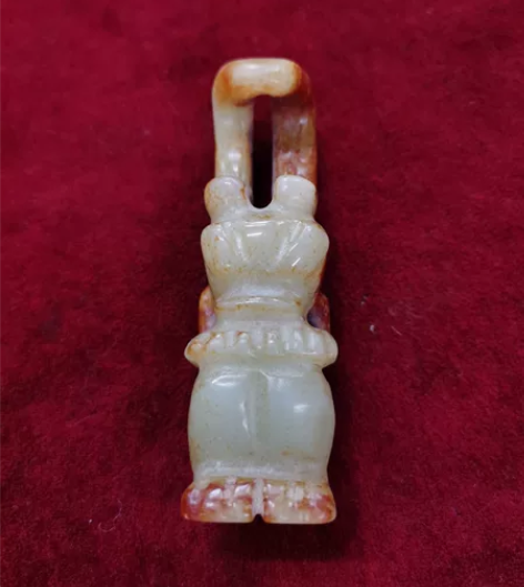 玉雕红山文化，玉质通透，雕工精美。长2.7...