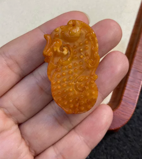 创汇古董老蜜蜡古龙双面雕刻件，全品无瑕，千...