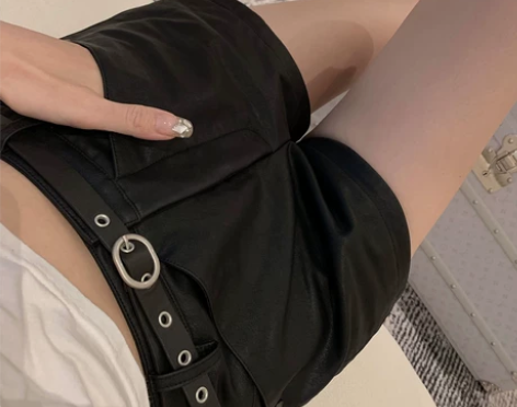 ?早安樊樊 2022新款腰带斜兜哑光皮短裤...