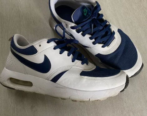 Nike运动鞋 鞋头经常弯折的地方布料有起...
