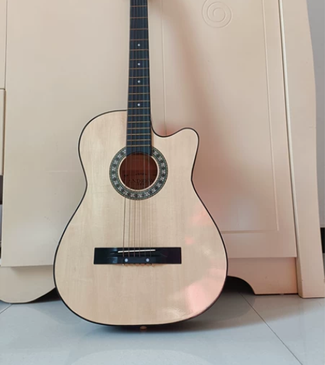 吉他是高中的时候买的,音乐老师说会交我们学...