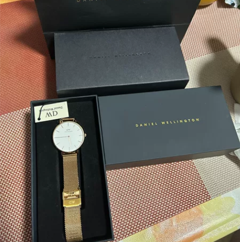 DW手表，忘记什么时候买的了，包装保修卡都...