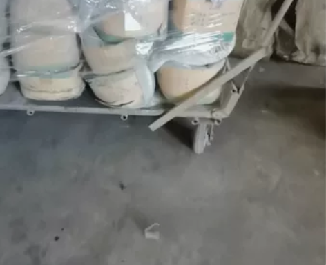 喷涂不用的粉末大概4/5吨，户外的多9元每...
