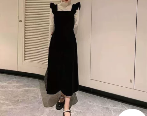黑色丝绒裙背带裙小飞袖 挺厚实的 但是容易...