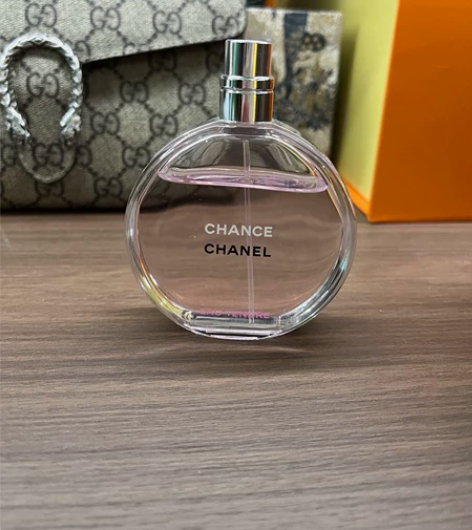 chanel香奈儿香水，余量如图盖子找不到...