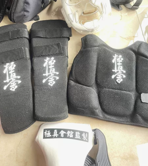 出空手道护具两套。（非全新） 儿童头盔s码...