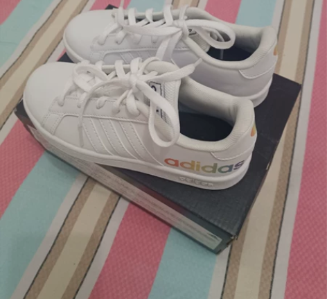阿迪adidas男童白色板鞋，自己孩子脚长...