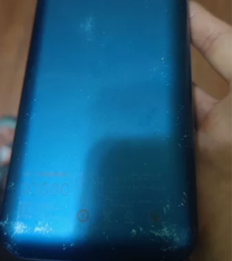 表面战损版紫米2万充电宝，因为充电宝摔地上...