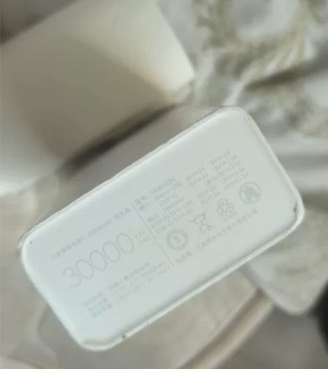 两个充电宝100块钱拿走 感兴趣的话点“我...