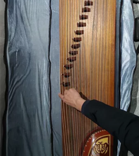 古筝低价出售，基本没怎么使用，配有支架 感...