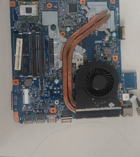 笔记本拆下来的主板。上面内存条，CPU，网...