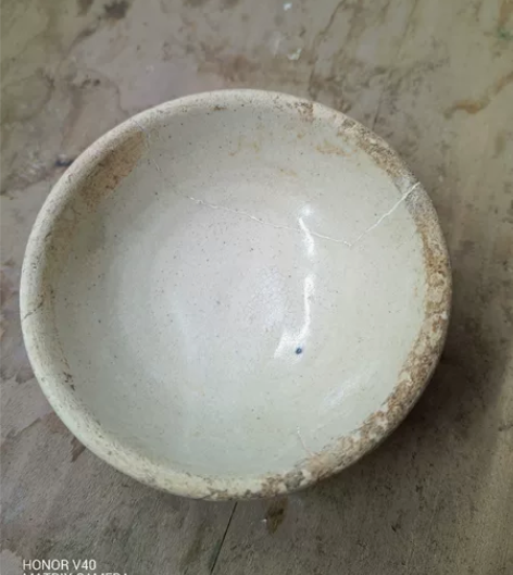 巩县窑唐白瓷碗，两半胶粘。  感兴趣的话点...