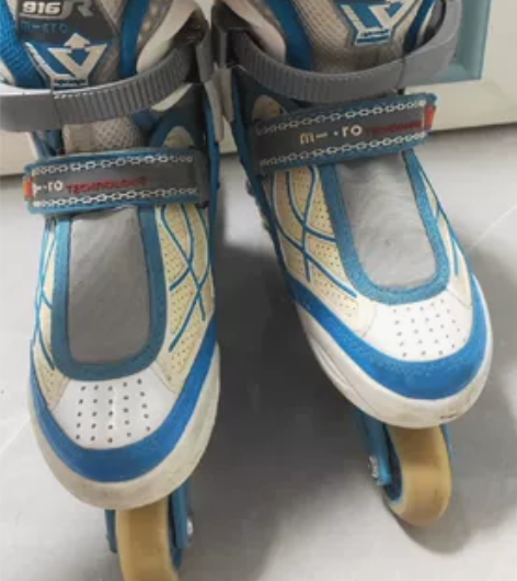 儿童滑冰鞋，31-34码，可调节码数。 感...