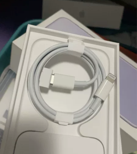 苹果充电线原装 typeC接口。不是usb...