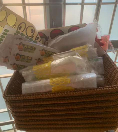 开水果店的绝对赚到了，8个篮子，水果袋，还...