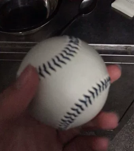 棒球，几年前在台湾看比赛的时候买的，不知道...