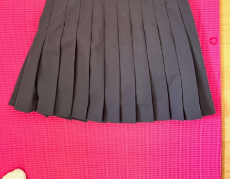 小熊百褶裙藏青色,和西服外套一起买的,忘记...