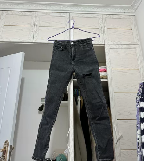 破洞牛仔裤 九分裤 感兴趣的话点“我想要”...