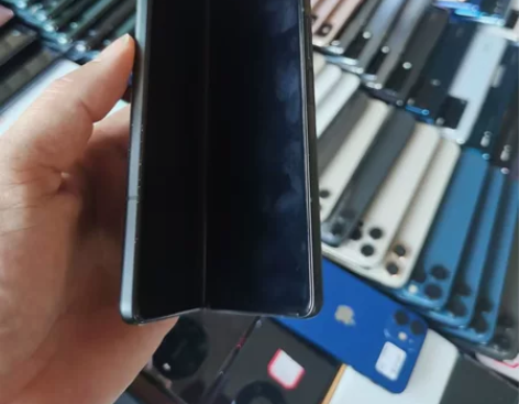 三星折叠屏手机，F3代 98新 感兴趣的话...