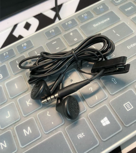 BlackBerry 自带耳机 感兴趣的话...