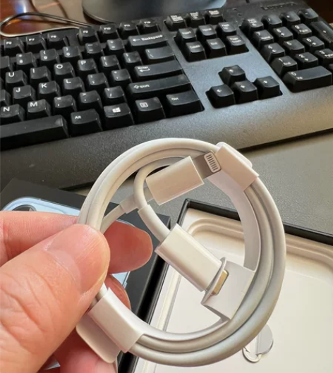 原装apple未拆封数据线，取卡针。买的i...